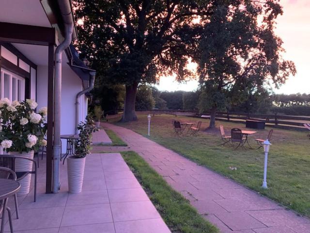 Landhotel Rosenhof Garni Am Plauer See Mit Ladesaeule Fuer E-Autos Quetzin エクステリア 写真